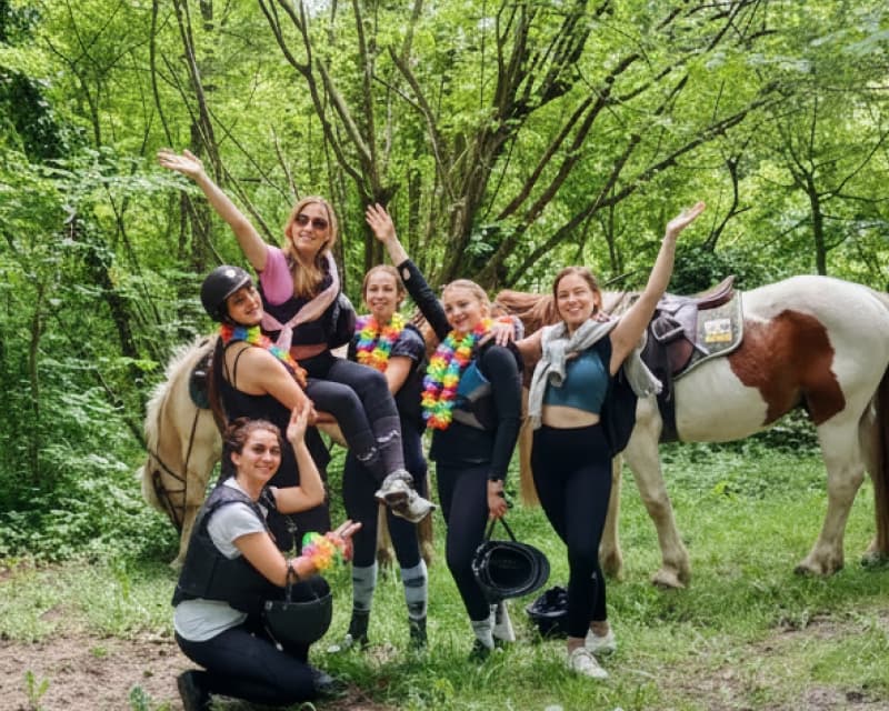 Groupe d'amis à cheval, célébrant un EVJF en forêt